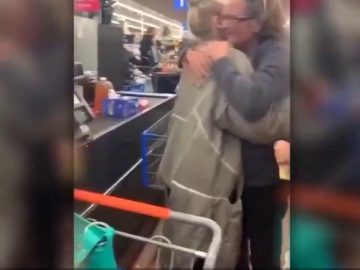 ICYMI: Singer Sia surprises Thanksgiving shoppers